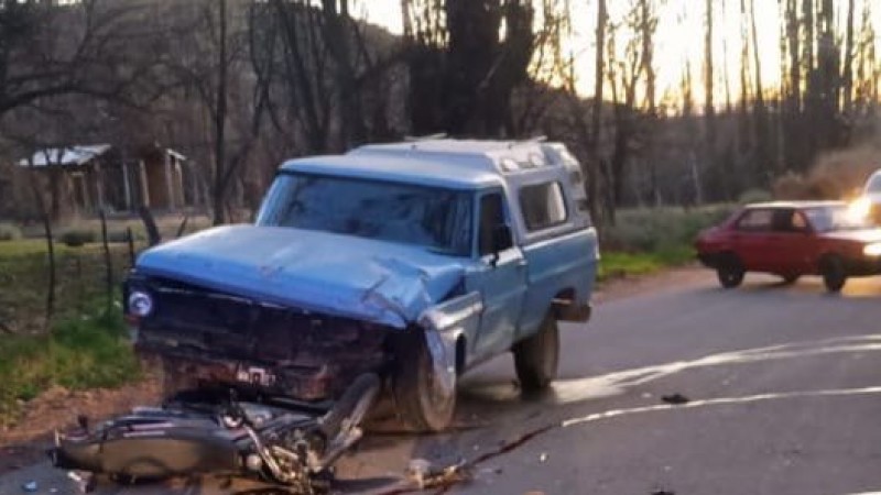 Se mató un motociclista tras impactar de frente a una camioneta